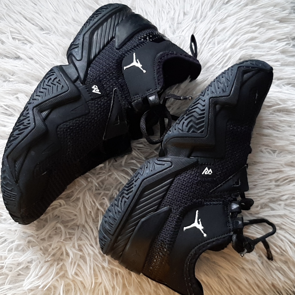 JORDAN KIDS SNEAKERS, GREAT CONDITION,ONLY WORN A FEW TIMES.